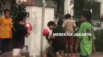 Bak Atlet Profesional, Bocah-bocah Ini Bertarung Tinju di Atas Trotoar Depan Stasiun Tanjung Priok