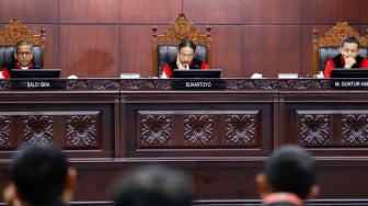 Tidak Konsisten Tangani Aduan Pelanggaran Pemilu, Hakim Suhartoyo Cecar Ketua Bawaslu