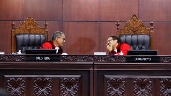 Ketua Mahkamah Konstitusi (MK) Suhartoyo (kanan) dan Wakil Ketua Saldi Isra (kiri) saat memimpin sidang putusan uji formil putusan nomor 90 di Mahkamah Konstitusi, Jakarta, Selasa (16/1/2024). [Suara.com/Alfian Winanto]