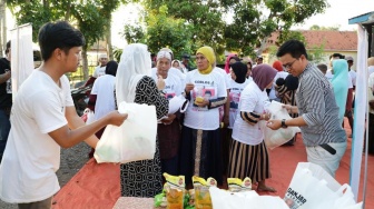 Warga Probolinggo Gembira Tebus Bahan Pokok Hanya Rp 5.000