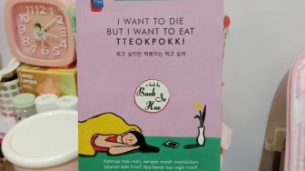 Perjalanan Penulis Melawan Distimia, Intip Kisahnya di Buku 'I Want to Die but I Want to Eat Tteokpokki'