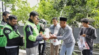 Ringankan Beban Ojol, SDG NTB Bagikan Makanan dan Minuman Gratis