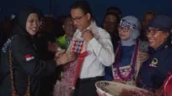 Warganet Terharu, Anies Baswedan Disambut Meriah Warga Papua Meski Tiba Malam Hari