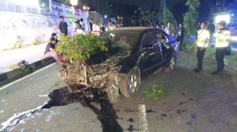 Hilang Konsentrasi, Sebuah Mobil Oleng dan Tabrak Pembatas Jalan di Ring Road Utara Sleman