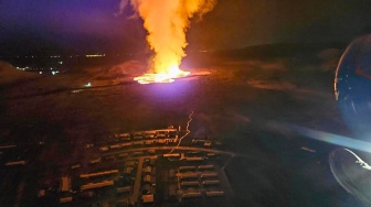 Penampakan lava yang mengalir saat letusan gunung berapi di pinggiran kota Grindavik, Islandia barat, Minggu (14/1/2024). [Icelandic Department of Civil Protection and Emergency Management / AFP]
