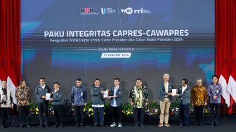 Para Calon Presiden (Capres) dan Calon Wakil Presiden (Cawapres) bersama para pimpinan KPK foto bersama sambil menunjukan Pakta Integritas saat acara PAKU Integritas di Gedung Merah Putih KPK, Jakarta, Rabu (17/1/2024). [Suara.com/Alfian Winanto]