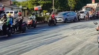 Belasan Motor Jatuh di Jalan Jendral Sudirman, Diduga Akibat Ceceran Oli