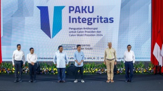 Para Calon Presiden (Capres) dan Calon Wakil Presiden (Cawapres) berdiri diatas podium saat acara PAKU Integritas di Gedung Merah Putih KPK, Jakarta, Rabu (17/1/2024). [Suara.com/Alfian Winanto]