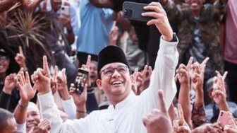 Layani Bapak-bapak yang Bingung Ingin Selfie, Sikap Anies Baswedan Banjir Pujian