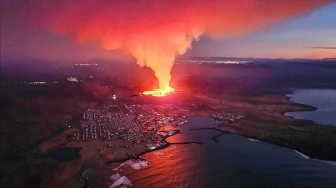 Penampakan lava yang mengalir saat letusan gunung berapi di pinggiran kota Grindavik, Islandia barat, Minggu (14/1/2024). [Icelandic Department of Civil Protection and Emergency Management / AFP]
