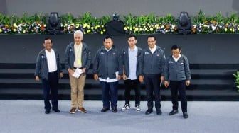 Para Calon Presiden (Capres) dan Calon Wakil Presiden (Cawapres) memakai jaket antikorupsi berfoto bersama saat acara PAKU Integritas di Gedung Merah Putih KPK, Jakarta, Rabu (17/1/2024). [Suara.com/Alfian Winanto]