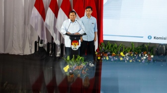 Pasangan Capres dan Cawapres nomor urut dua, Prabowo Subianto (kiri) dan Gibran Rakabuming Raka (kanan) menyampaikan gagasan antikorupsi saat acara PAKU Integritas di Gedung Merah Putih KPK, Jakarta, Rabu (17/1/2024). [Suara.com/Alfian Winanto] 