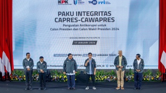 Para Calon Presiden (Capres) dan Calon Wakil Presiden (Cawapres) memakai jaket antikorupsi diatas podium saat acara PAKU Integritas di Gedung Merah Putih KPK, Jakarta, Rabu (17/1/2024). [Suara.com/Alfian Winanto]