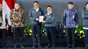 Pasangan Capres dan Cawapres nomor urut satu, Anies Baswedan (kiri) dan Muhaimin Iskandar (kanan) menunjukan Pakta Integritas saat acara PAKU Integritas di Gedung Merah Putih KPK, Jakarta, Rabu (17/1/2024). [Suara.com/Alfian Winanto]