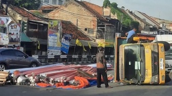 Truk Terguling di Tambora Gegara Si Sopir Nekat, Muatannya Tumpah ke Jalanan