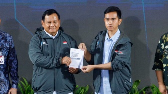 Kyai Fuad Noerhasan Sidogiri Pose 2 Jari Bersama Khofifah, Doakan Prabowo - Gibran Menang 1 Putaran