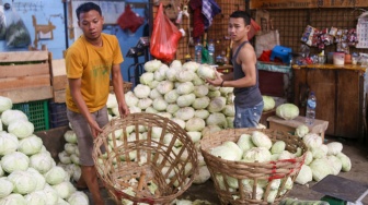 Pedagang beraktivitas di Pasar Induk Kramat Jati, Jakarta, Kamis (18/1/2024). [Suara.com/Alfian Winanto]