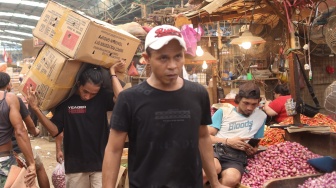 Pedagang beraktivitas di Pasar Induk Kramat Jati, Jakarta, Kamis (18/1/2024). [Suara.com/Alfian Winanto]