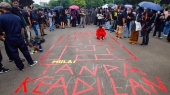 Aktivis mengikuti aksi 17 Tahun Aksi Kamisan di depan Istana Negara, Jakarta, Kamis (18/1/2024). [Suara.com/Alfian Winanto]