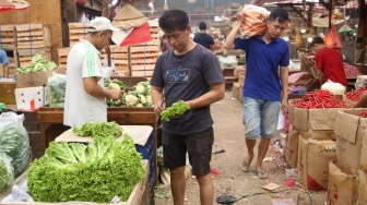 Pedagang beraktivitas di Pasar Induk Kramat Jati, Jakarta, Kamis (18/1/2024). [Suara.com/Alfian Winanto]