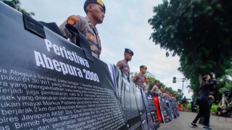 Sejumlah poster terpasang saat aksi 17 Tahun Aksi Kamisan di depan Istana Negara, Jakarta, Kamis (18/1/2024). [Suara.com/Alfian Winanto]