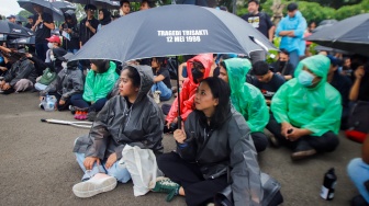 Aktivis mengikuti aksi 17 Tahun Aksi Kamisan di depan Istana Negara, Jakarta, Kamis (18/1/2024). [Suara.com/Alfian Winanto]