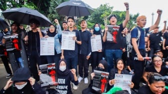 Aktivis mengikuti aksi 17 Tahun Aksi Kamisan di depan Istana Negara, Jakarta, Kamis (18/1/2024). [Suara.com/Alfian Winanto]