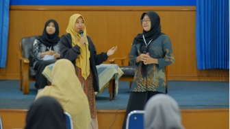 Pancing Kreativitas Mahasiswa: PBI UAD Sukses Adakan Seminar Series