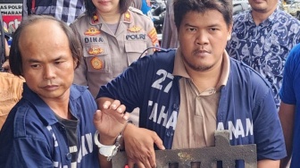 Tangan Diborgol, Ini Tampang Dua Pelaku Pencurian Besi Penutup Saluran Drainase di Semarang