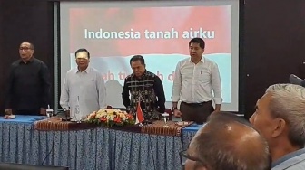 Sama-sama Pakai Kemeja Putih, Maruarar Sirait Dampingi Prabowo Kunjungan ke PGI