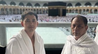 8 Potret Kiki Farrel Umrah Bareng Ayah, Ungkap Hubungan Tak Akur Selama 22 Tahun