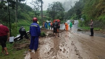 Tebing Jalan Tembus Tawangmangu Longsor Lagi, Jalur Sempat Ditutup 2 Jam