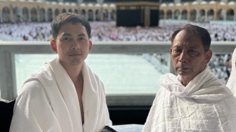 2024 Buka Lembaran Baru, Kiki Farrel Legowo Ajak Ayah Umrah Bareng Usai Bertahun-tahun Tak Akur