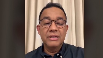 Anies Baswedan Kocak di Live TikTok, Bingung Baca Tulisan Korea Pendukungnya