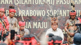 'Dikepung' Pasukan Merah, Prabowo Subianto Lengkingkan Teriakan Perang Dayak!