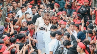 Hadir di Pontianak, Prabowo Disambut Meriah Tarian Baras Banyu dan Disematkan Topi Adat Dayak