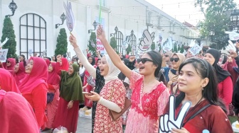 Kenakan Daster Serba Merah, Ini Kemeriahan Ribuan Emak-emak di Solo Kompak Dukung Prabowo-Gibran