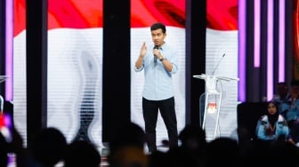 Calon Wakil Presiden (Cawapres) nomor urut dua, Gibran Rakabuming Raka menyampaikan pemaparan saat Debat Capres-Cawapres keempat di JCC Senayan, Jakarta, Minggu (21/1/2024). [Suara.com/Alfian Winanto]