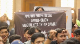 Sejumlah perwakilan mahasiswa dari berbagai kampus membawa poster saat hadir di acara Konsolidasi Pro Demokrasi di hotel Sahid, Jakarta, Minggu (21/1/2024). [Suara.com/Alfian Winanto]