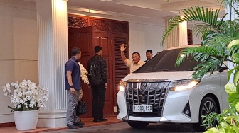 Sebelum Debat Terakhir, Prabowo Asyik Berenang Pagi Rutin