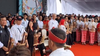 Momen Ganjar Memainkan Angklung Saat Kampanye Terbuka di Bandung, Megawati Terlihat Beda Sendiri