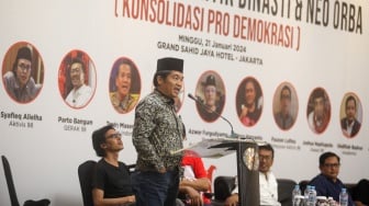 Direktur Eksekutif Lingkar Madani Ray Rangkuti bersama pembicara lainnya menyampaikan pandangan dalam acara Konsolidasi Pro-Demokrasi di Jakarta, Minggu (21/1/2024). [Suara.com/Alfian Winanto]