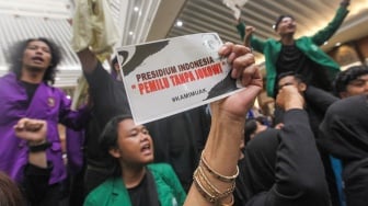 Sejumlah perwakilan mahasiswa dari berbagai kampus membawa poster saat hadir di acara Konsolidasi Pro Demokrasi di hotel Sahid, Jakarta, Minggu (21/1/2024). [Suara.com/Alfian Winanto]