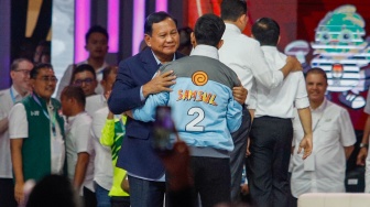 Penjelasan Lengkap TKN Soal Jaket Ala Naruto Yang Dipakai Gibran Saat Debat Cawapres