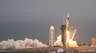 Roket SpaceX Falcon 9 dengan kapsul Crew Dragon diluncurkan dari pad LC-39A selama Axiom Mission Three (Ax-3) di Kennedy Space Center, Cape Canaveral, Florida, Kamis (18/1/2024).[CHANDAN KHANNA / AFP] 