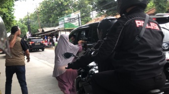 Kampanye Akbar di Bekasi, Emak-emak Histeris Paksa Anies Buka Kaca Mobil, Ada Apa?