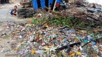 Pantai Kuri Caddi Maros Dipenuhi Sampah Plastik