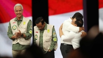 Momen Anies Baswedan dan Cak Imin Pelukan Usai Debat Warganet: Abah Bangga Anaknya Belajar