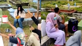 Video Emak-emak Piknik dan Asyik Joget di Kuburuan, Warganet: Padahal Tempat Pengingat Kematian