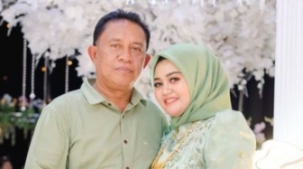 Haji Alwi Ruslan Umur Berapa? Mertua Putri DA Beda 25 Tahun dengan Istri Mudanya